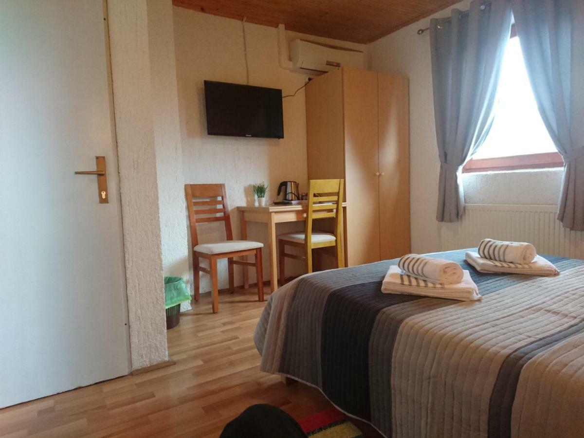 House Viktoria Hotel Selište Drežničko Buitenkant foto